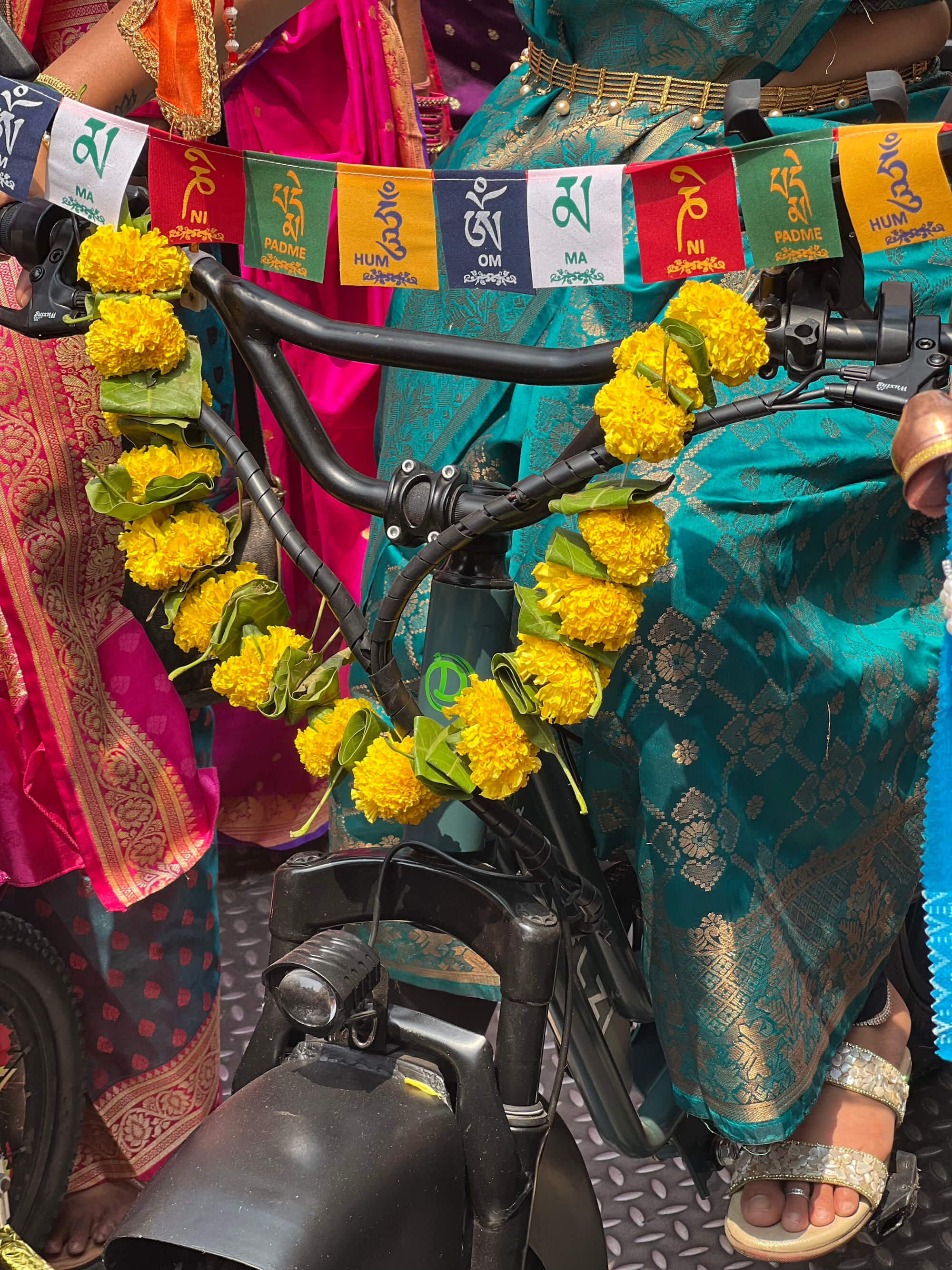 velzi-e-bike-college-commute-ev-cycle